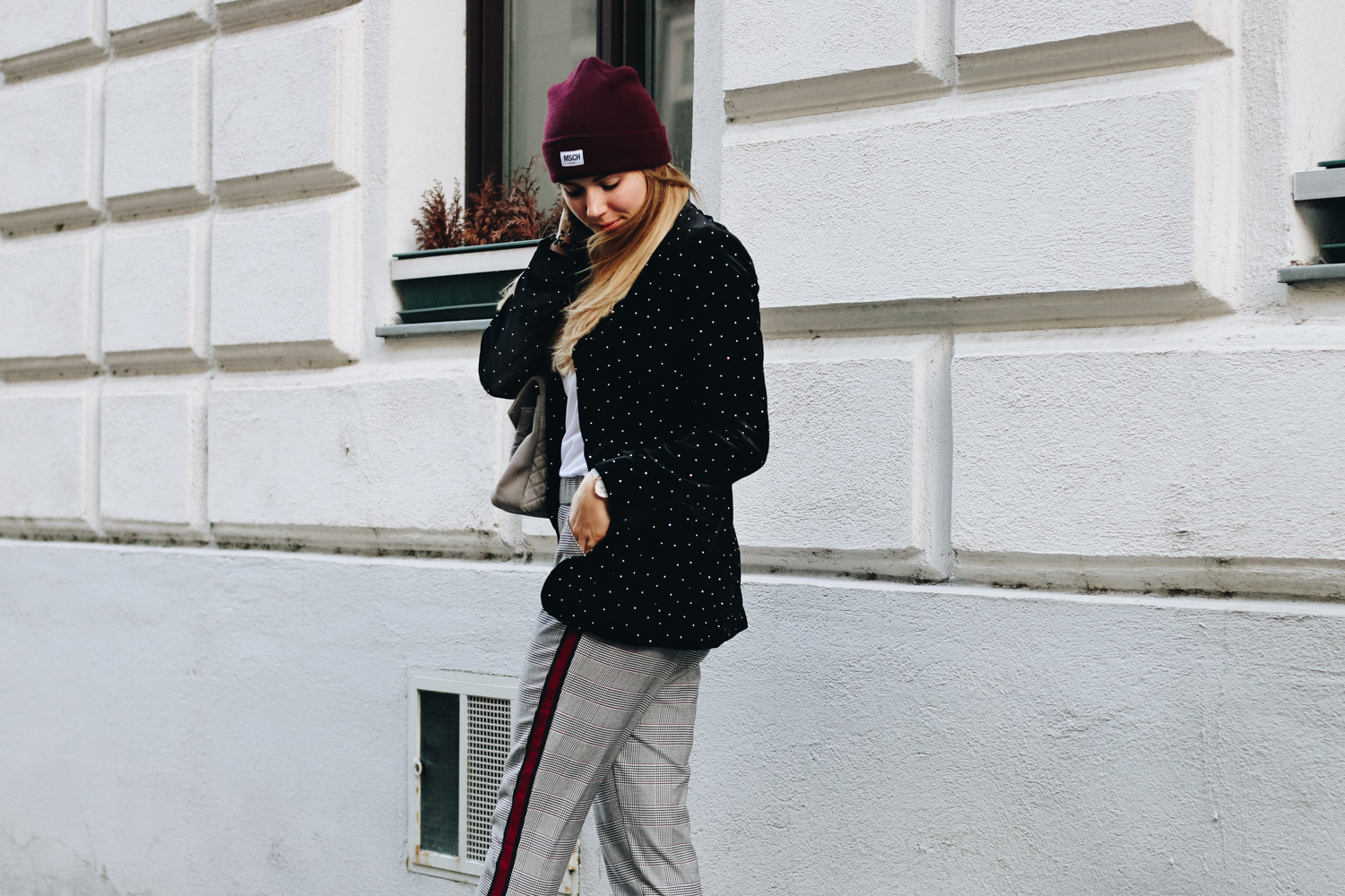 Outfit: Chinohose mit Bordeaux Seitenstreifen auf dem österreichischen Lifestyle Blog Bits and Bobs by Eva