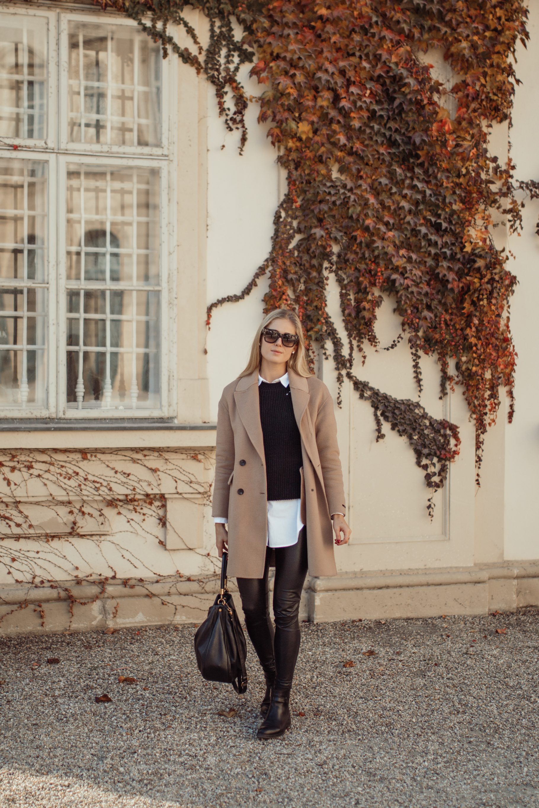 Outfit: Camel Coat & Black Basics auf dem österreichischen Lifestyle Blog Bits and Bobs by Eva. Mehr Fashion & Black Friday Looks auf bitsandbobsbyeva.com