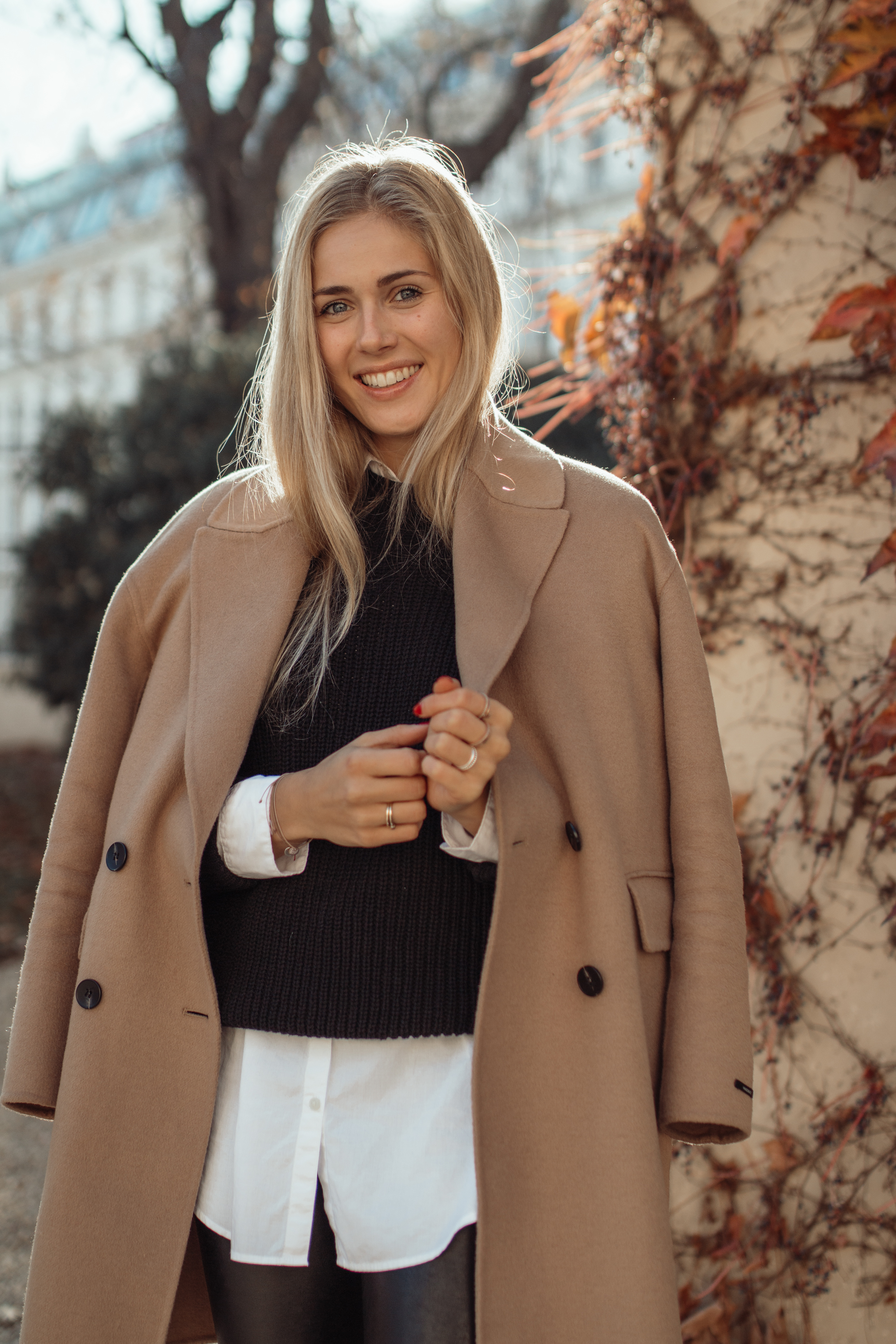 Outfit: Camel Coat & Black Basics auf dem österreichischen Lifestyle Blog Bits and Bobs by Eva. Mehr Fashion & Black Friday Looks auf bitsandbobsbyeva.com