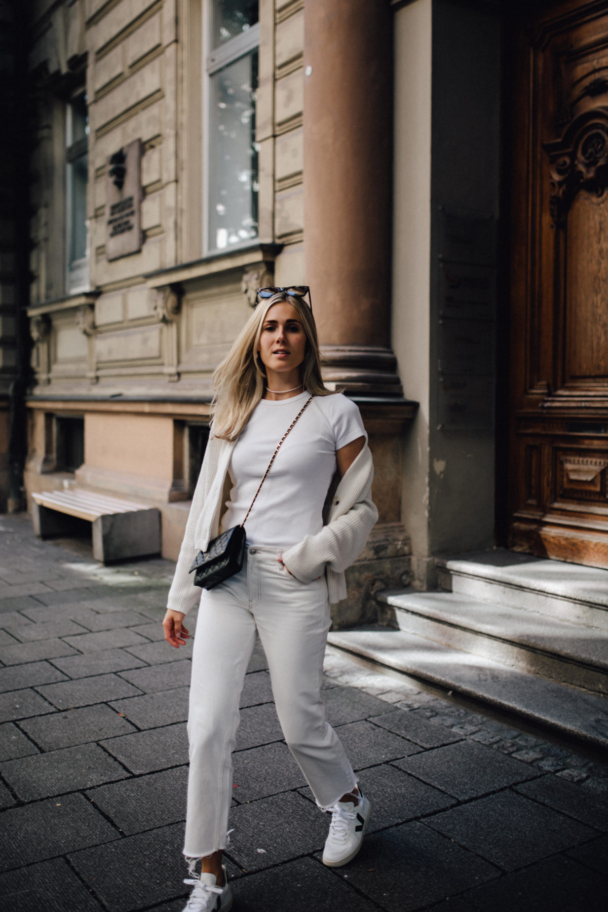Outfit: Whites with a Touch of Chanel auf dem österreichsiche Lifestyle Blog Bits and Bobs by Eva. Mehr Fahsion auf www.bitsandbobsbyeva.com